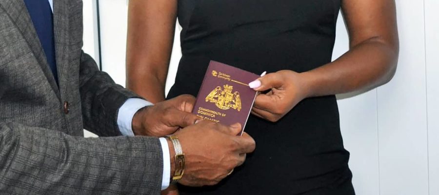 7月28获批多米尼克入籍 一起看看14张多米尼克新版护照ePassport的照片